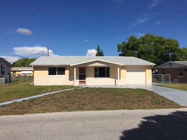 4549 Kennedy Dr in New Port Richey, FL - Building Photo