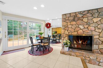 7 Robbins Ln in Great Neck, NY - Building Photo - Building Photo