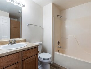 1921 Chestnut St, Unit B in Everett, WA - Building Photo - Building Photo