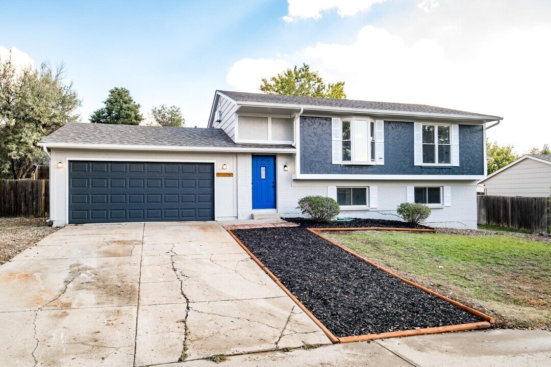 18912 E Kansas Dr in Aurora, CO - Building Photo