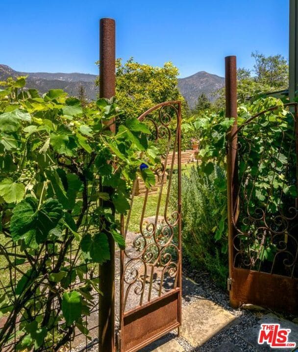 535 Barker Pass Rd in Montecito, CA - Foto de edificio - Building Photo