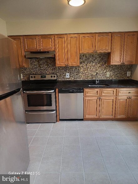 2863 Seminole Rd, Unit 2102 in Woodbridge, VA - Building Photo