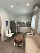 21520 Saticoy St, Unit A in Canoga Park, CA - Building Photo - Building Photo