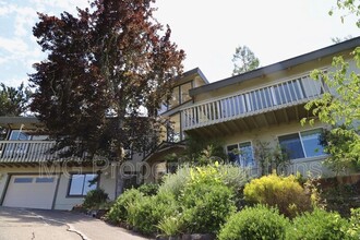 15 Encina Pl in San Anselmo, CA - Foto de edificio - Building Photo