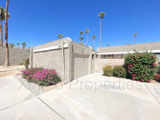 1872 Tamarisk Rd in Palm Springs, CA - Foto de edificio - Building Photo