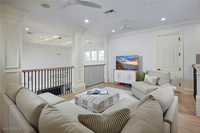 375 Wedge Dr in Naples, FL - Foto de edificio - Building Photo