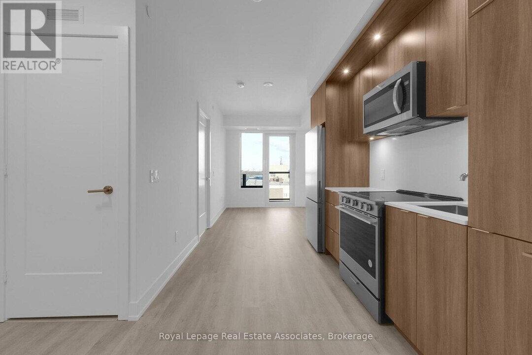 60 Central Park Roadway in Toronto, ON - Building Photo