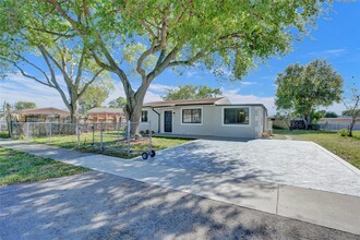 136 Miami Gardens Rd in West Park, FL - Building Photo - Building Photo