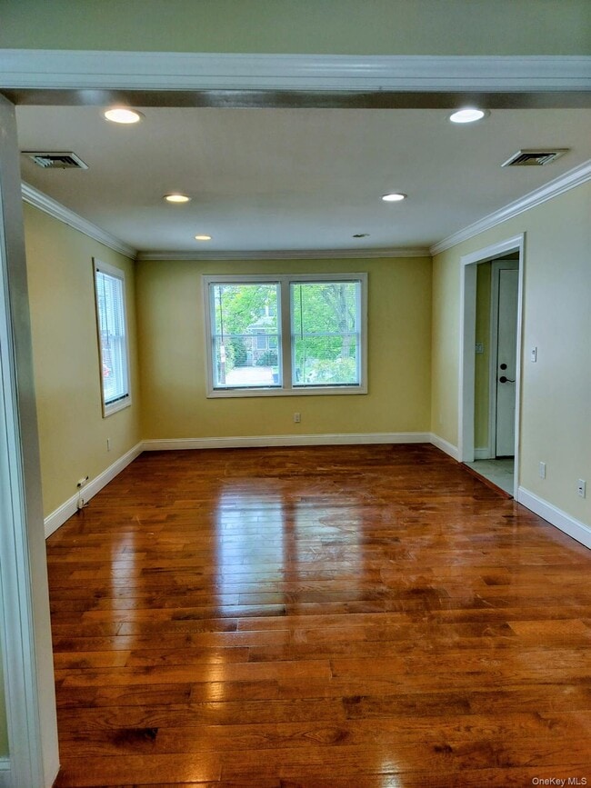 53 Juniper Rd in Port Washington, NY - Building Photo - Building Photo