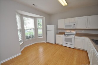 404 Canyon Lake Cir in Morrisville, NC - Foto de edificio - Building Photo