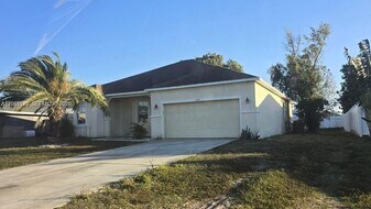 1010 SW Dubuque Ave in Port St. Lucie, FL - Building Photo