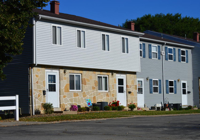 Greenbriar Village in Austintown, OH - Foto de edificio - Building Photo