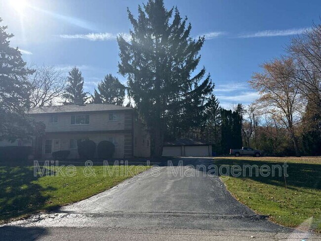 15315 Marilyn Dr in Elm Grove, WI - Building Photo - Building Photo