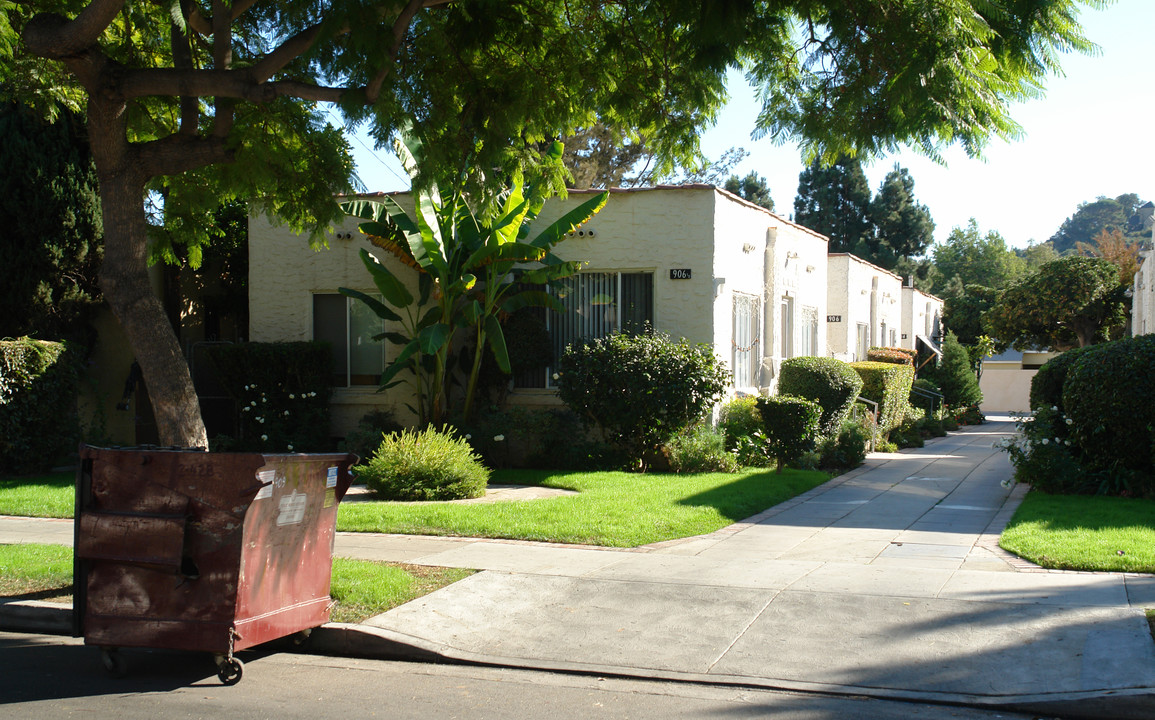 906 E Garfield Ave in Glendale, CA - Foto de edificio