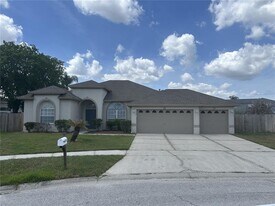 1332 Hatcher Loop Dr in Brandon, FL - Building Photo