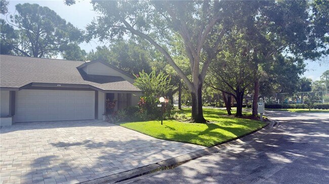 4765 Oak Forest Dr W in Sarasota, FL - Building Photo - Building Photo