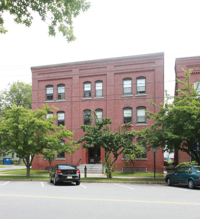 175 Avenue A in Turners Falls, MA - Building Photo - Building Photo