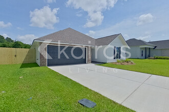13709 Pinyon Dr in Denham Springs, LA - Building Photo - Building Photo