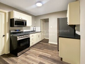 921 Fulton St E in Grand Rapids, MI - Building Photo