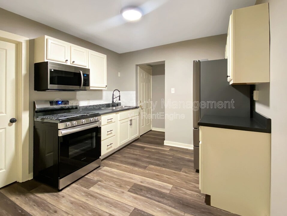 921 Fulton St E in Grand Rapids, MI - Building Photo