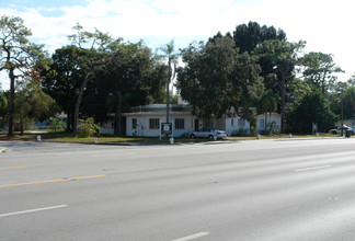 350 Clearwater-Largo Rd in Largo, FL - Building Photo - Building Photo