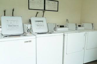 4737 Artesia Blvd in Lawndale, CA - Foto de edificio - Building Photo