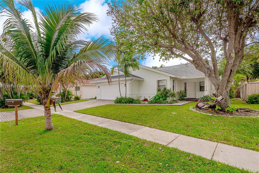 216 SE 9th St in Dania Beach, FL - Building Photo