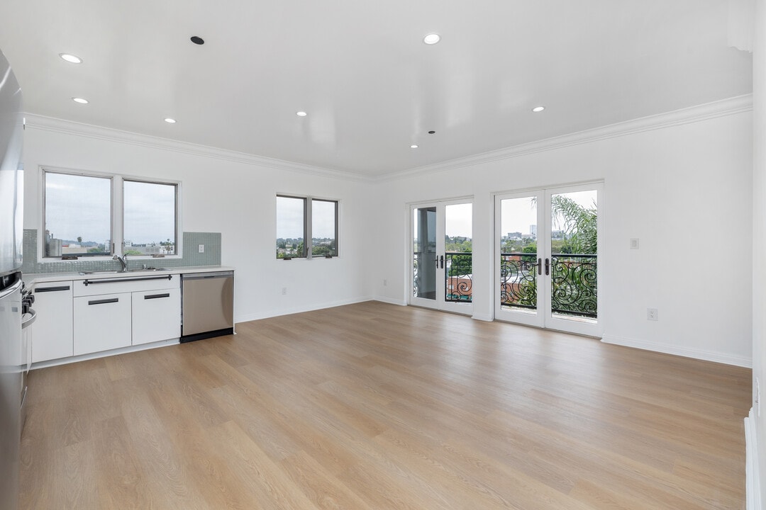 930 S Robertson Blvd in Los Angeles, CA - Building Photo