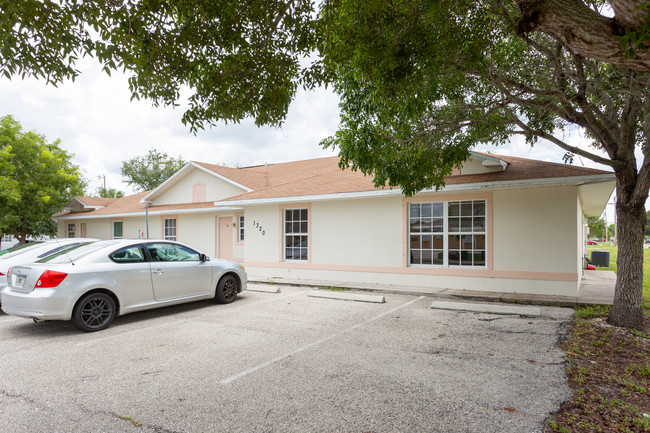 1320 SE 8th Ave in Cape Coral, FL - Building Photo - Building Photo