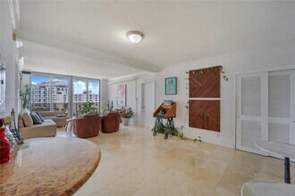 401 69th St, Unit 812 in Miami, FL - Foto de edificio - Building Photo