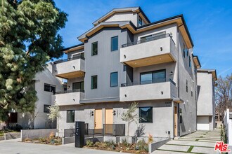 10821 Morrison St in Los Angeles, CA - Building Photo - Building Photo