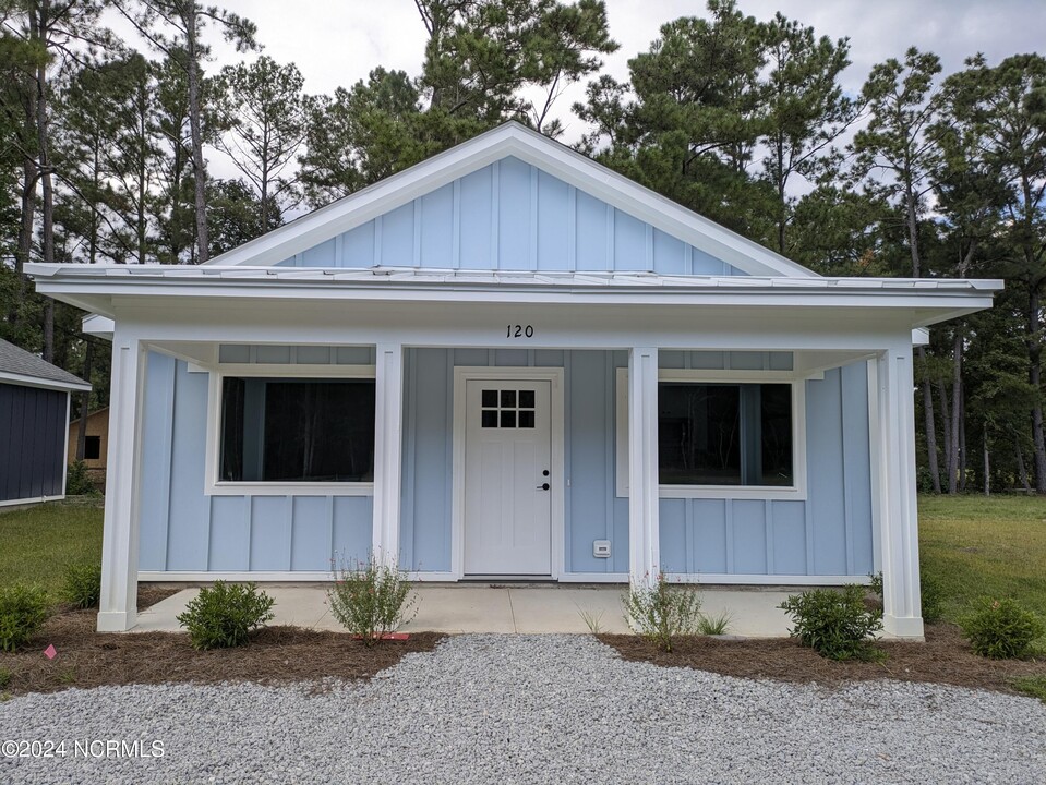 120 Long Pond Loop in Stella, NC - Building Photo