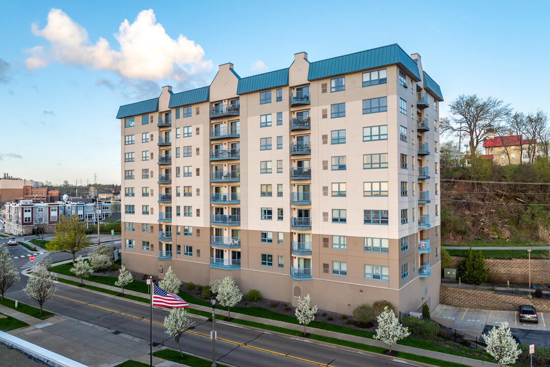 Lighthouse Condominiums in Port Washington, WI - Foto de edificio