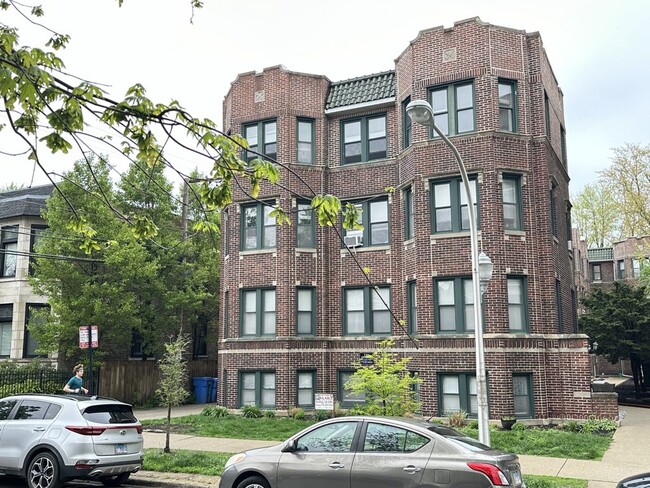 property at 3843 N Greenview Ave