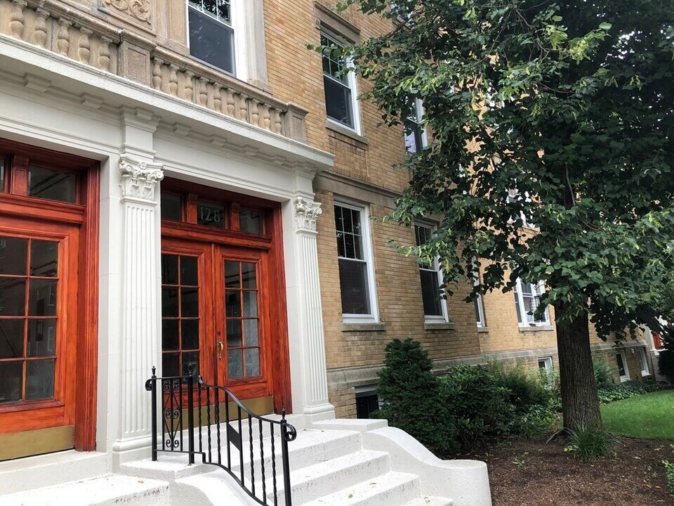 128 Sewall Ave in Brookline, MA - Building Photo