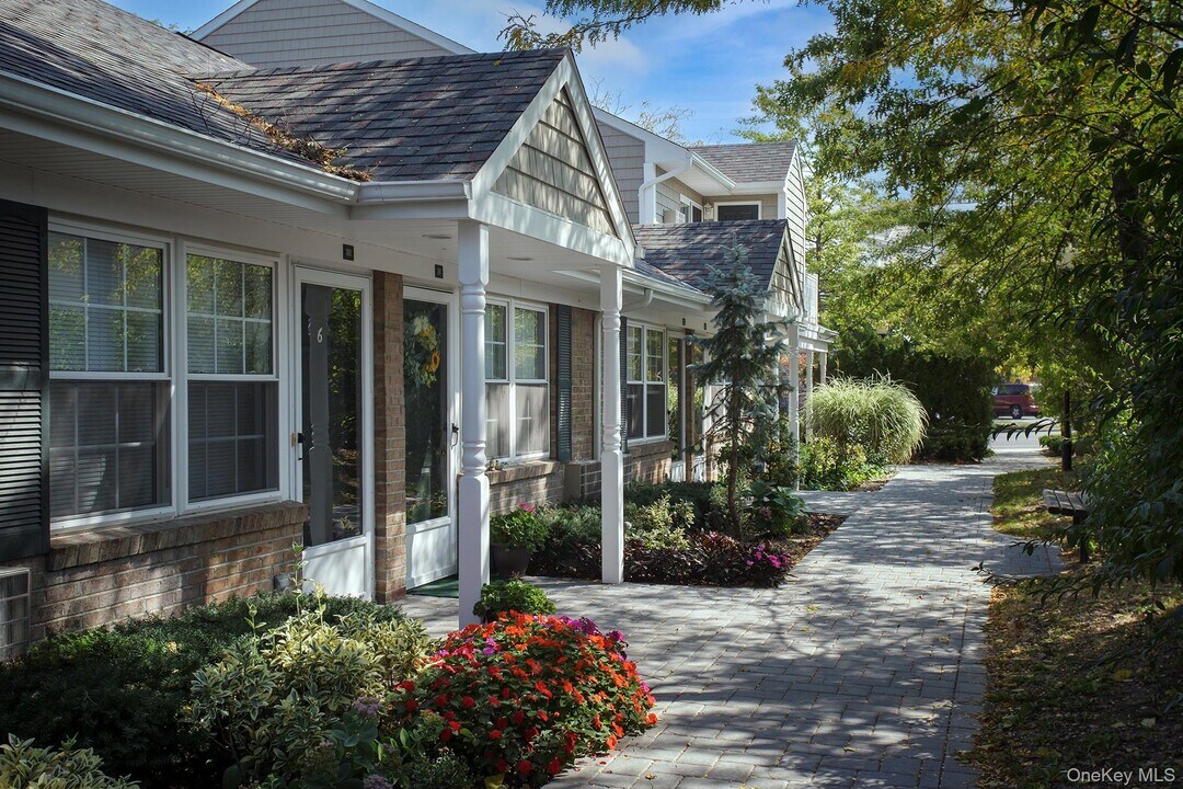 241 W Main St in Bay Shore, NY - Foto de edificio