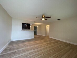 2480 NW 81st Terrace in Sunrise, FL - Foto de edificio - Building Photo