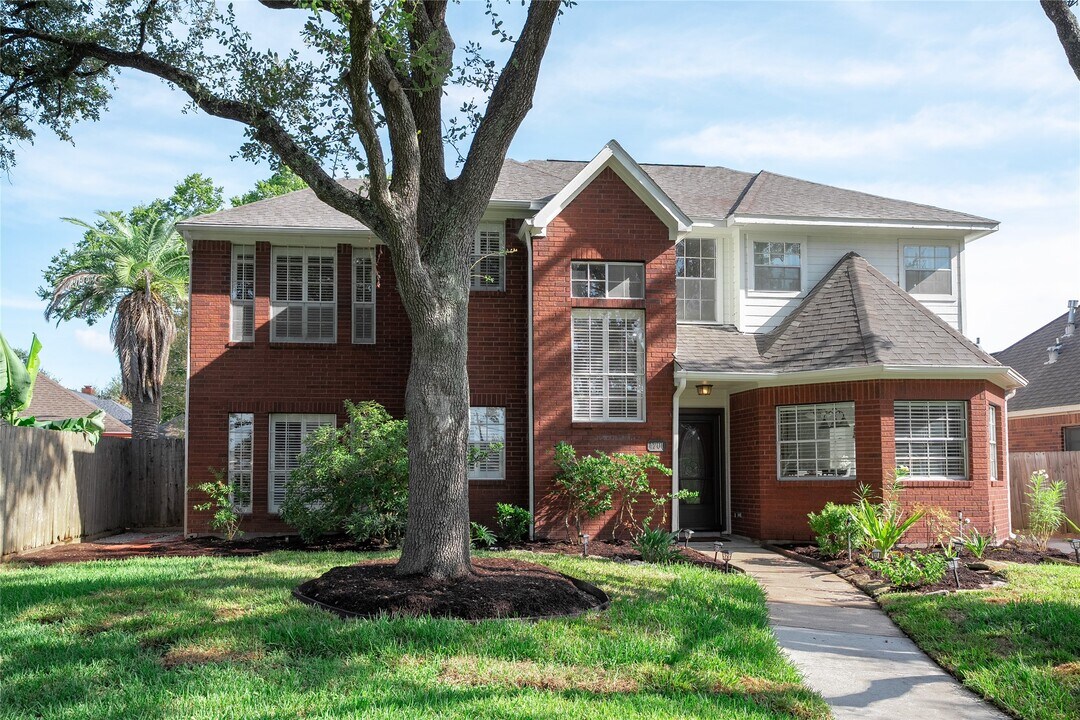 4700 Broadmoor Dr in League City, TX - Building Photo