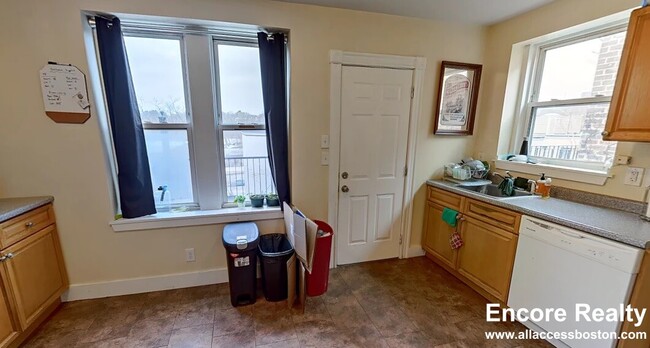 69 S Huntington Ave, Unit 3 in Boston, MA - Building Photo - Building Photo