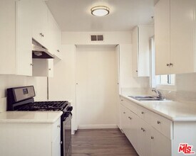 16037 Vanowen St in Los Angeles, CA - Building Photo - Building Photo