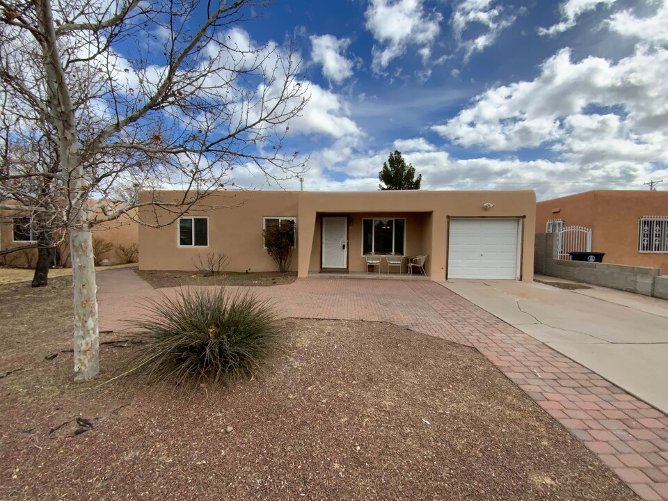 1616 Cagua Dr NE in Albuquerque, NM - Building Photo