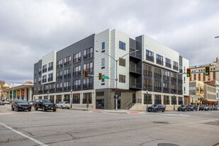 Apartments on Main in Davenport, IA - Building Photo
