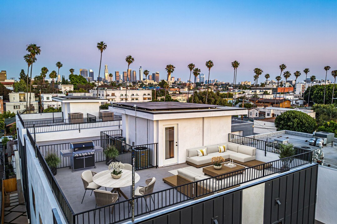 240 N Dillon St in Los Angeles, CA - Foto de edificio