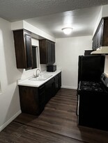 9539 San Carlos Ave, Unit D Apartamentos