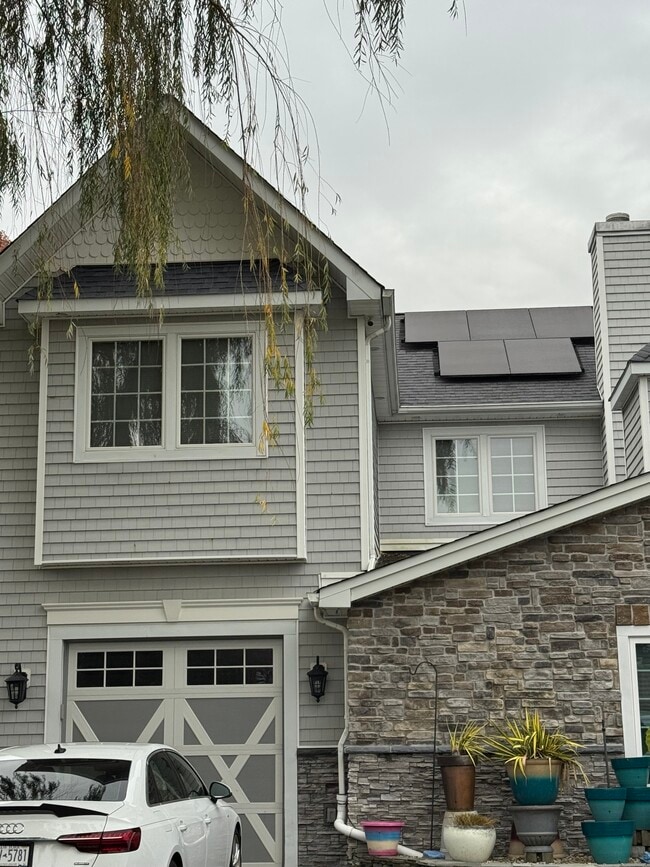 18 Fairwood Ln, Unit Apt for rent in Coram, NY - Foto de edificio - Building Photo