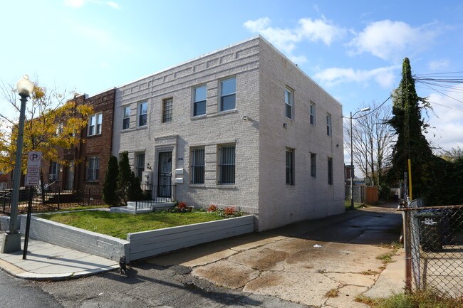 3546 6th St NW in Washington, DC - Foto de edificio - Building Photo