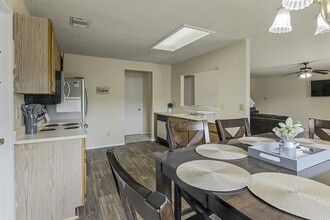 2166 Mossy Creek Dr in San Antonio, TX - Foto de edificio - Building Photo