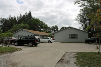 4684 Weymouth Rd in Lake Worth, FL - Foto de edificio - Building Photo