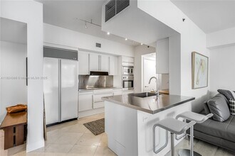 1000 S Pointe Dr, Unit 506 in Miami Beach, FL - Building Photo - Building Photo