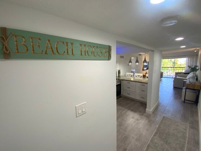 6444 Collins Ave, Unit 302 in Miami Beach, FL - Building Photo - Building Photo